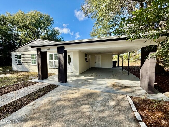 Building Photo - 1305 Flower Dr