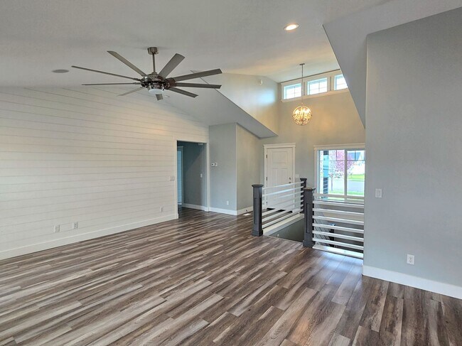 Building Photo - Gorgeous 6 Bedroom, 3 Bathroom Home in Mountain Bend in Ammon - By Real Property Management