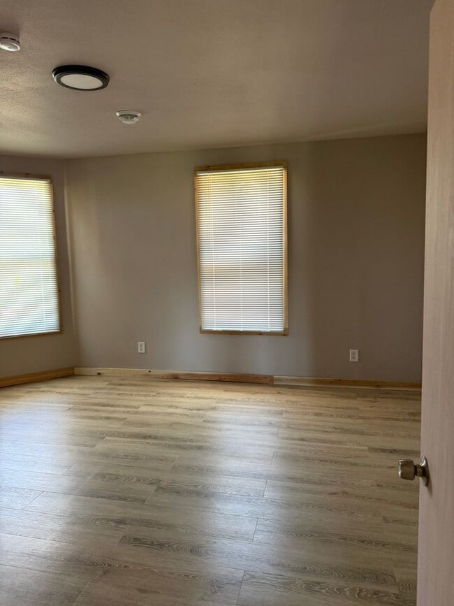 Building Photo - 818 3rd Ave N