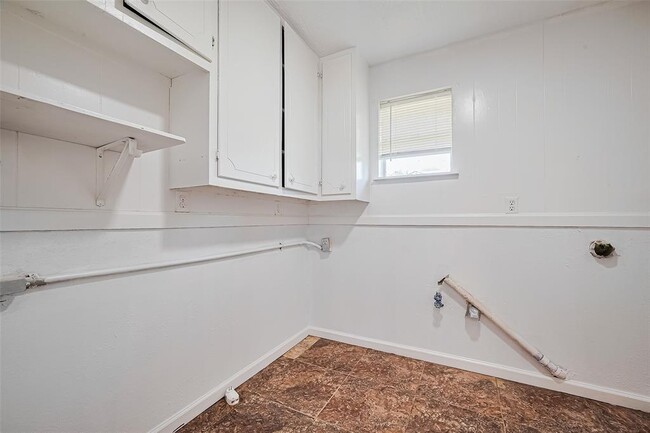 Building Photo - 227 N Austin Dr