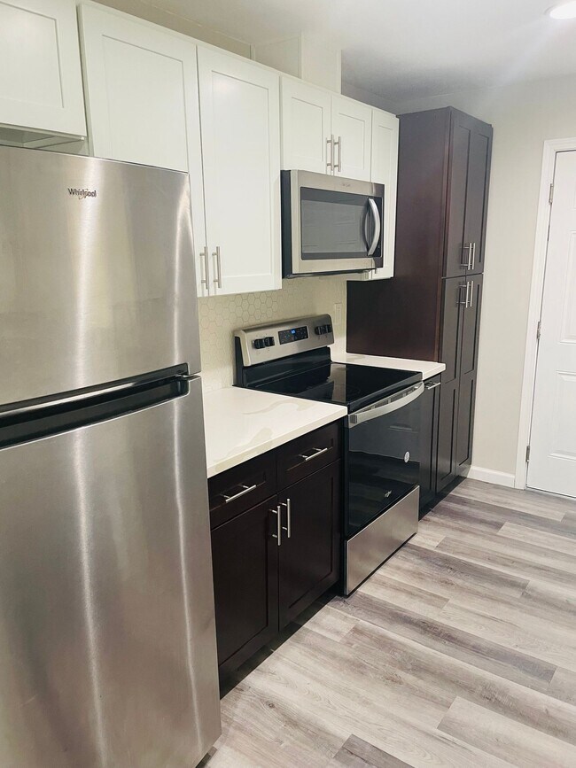 Building Photo - Renovated 2bed/1bath Duplex