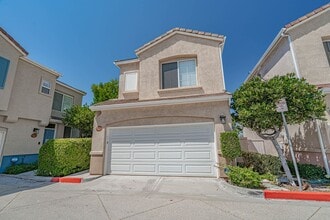 Building Photo - Charming 2-Bedroom Townhome in Valencia with Backyard & Community Amenities!
