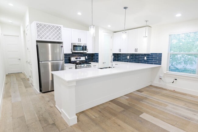 Building Photo - 8 Bedrooms 8 Baths Pre-leasing Now for 202...