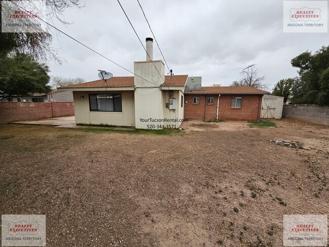 Building Photo - Grant & Silverbell Rd 3/1.5 with A/C $500 Security Deposit