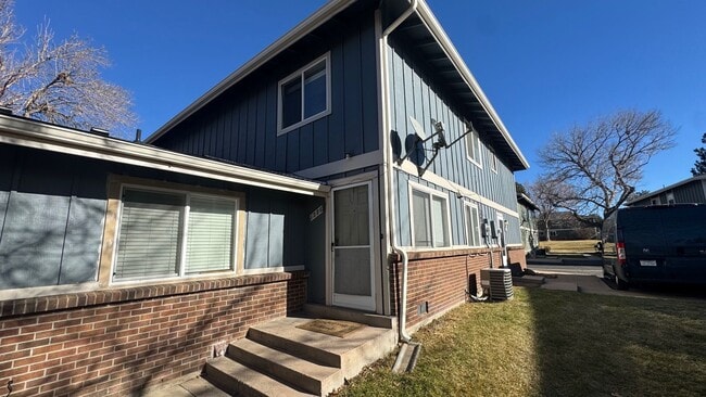 Building Photo - 2 bed, 1 Bath, 900 sqft with washer/dryer hookups and 1 car garage