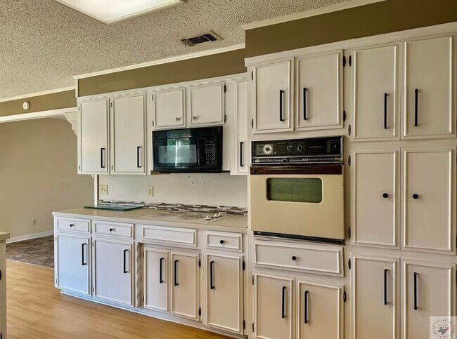 Building Photo - 18 Lanshire Dr