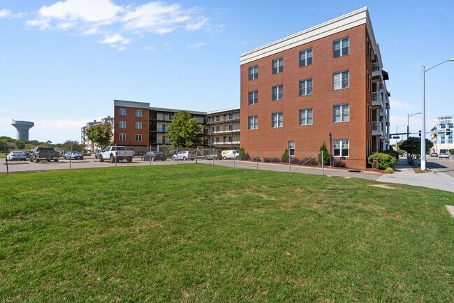 Building Photo - 2951 Baltic Ave