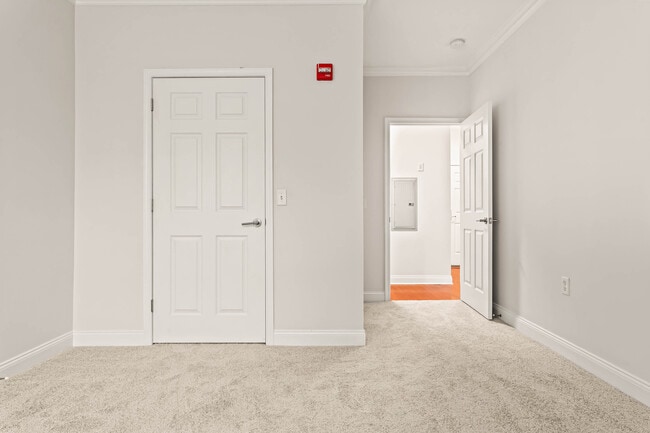 Building Photo - 75 Maple St