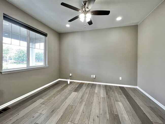 Building Photo - Spacious 5 Bed 3.5 Bath with Modern Upgrades!