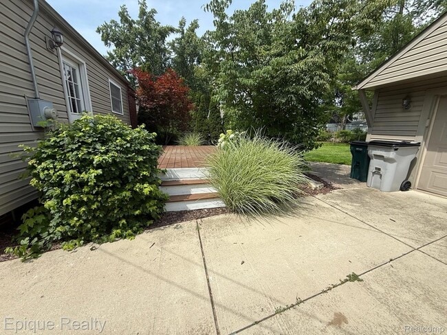 Building Photo - 1846 Oakshire Ave