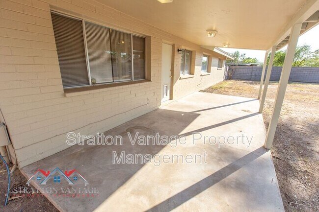 Building Photo - 704 E La Jolla Dr