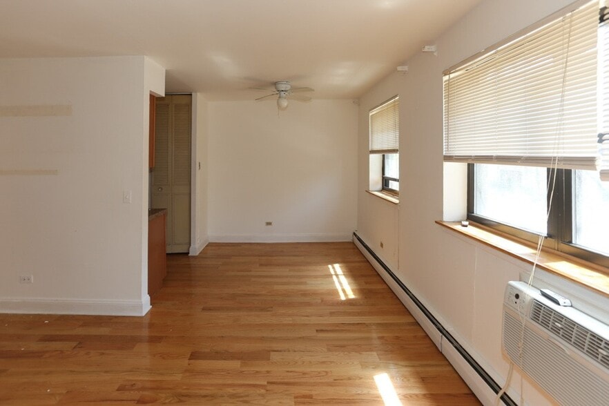 Building Photo - 515 W Briar Pl