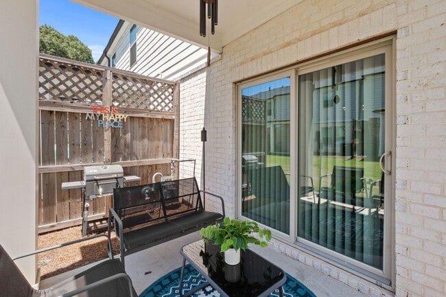 Building Photo - Gorgeous 3 BR/2.5 BA Townhome in Marietta-...