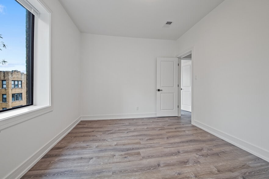 Building Photo - 1902 N Whipple St