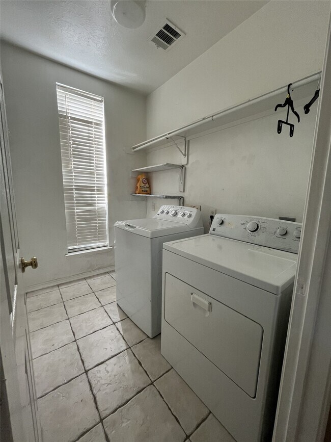 Building Photo - 2903 Surrey Trail Ln