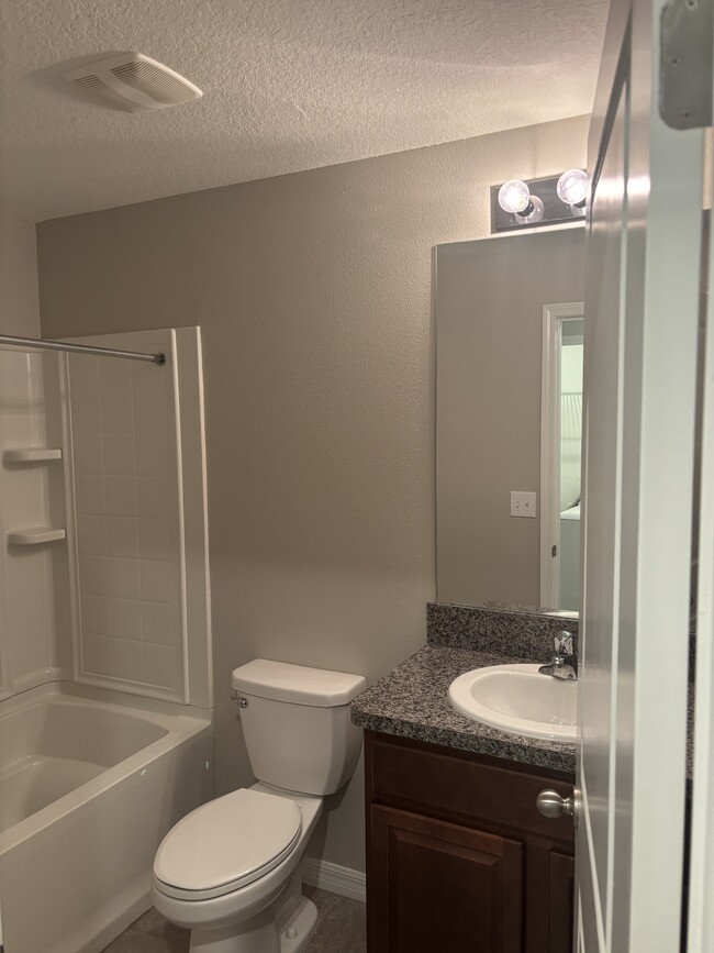 Full Bathroom - 16904 Storyline Dr