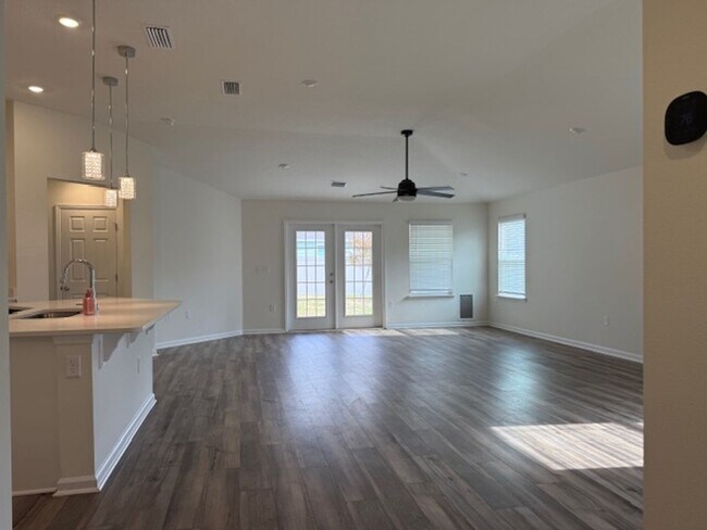 Building Photo - Like New 4/2 Lake Asbury