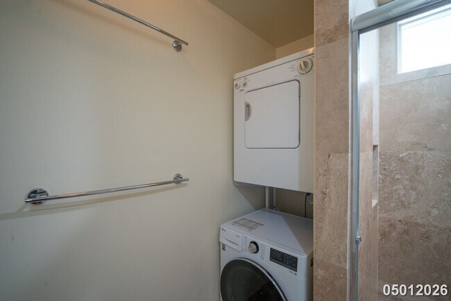 Building Photo - Available Now! Studio / 1 BA / 1 Parking stall in Kailua