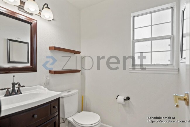 Building Photo - 920 Belmont Way