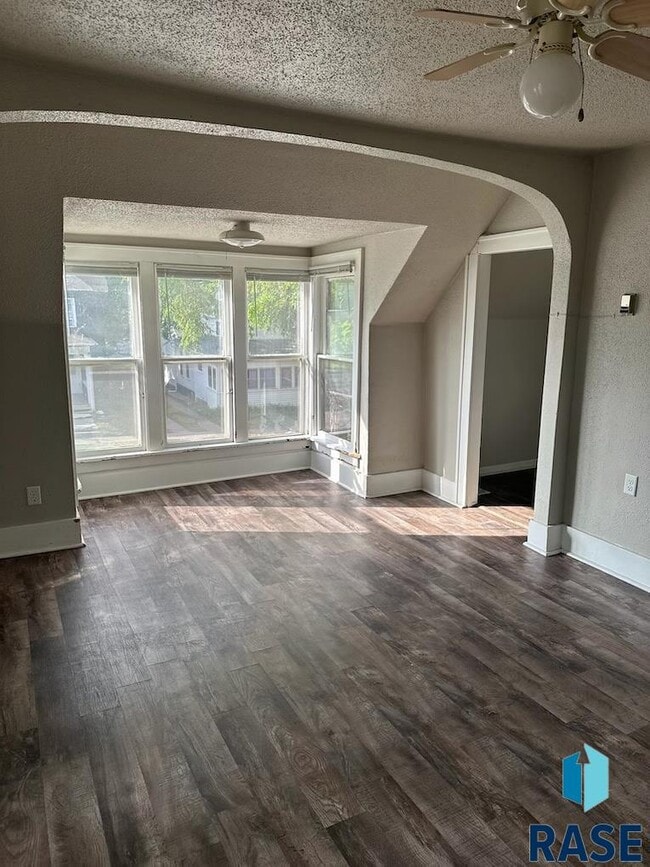 Building Photo - 425 N Prairie Ave