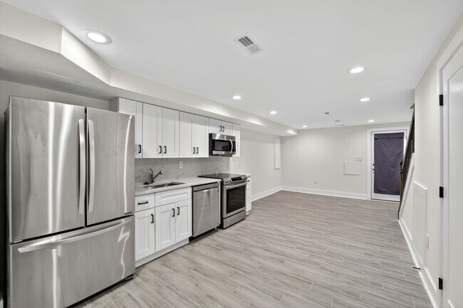 Building Photo - Available Now! 3 Bed 3.5 Bed in Brightwood...
