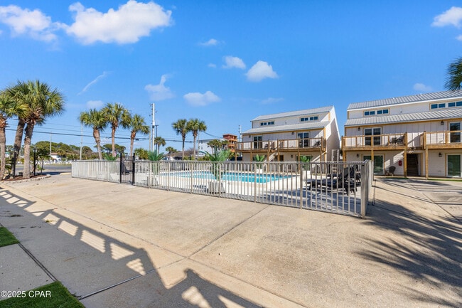 Building Photo - 8115 Thomas Dr