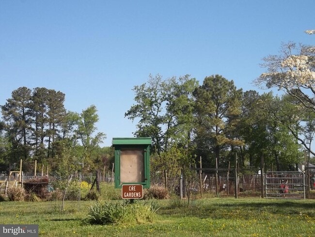 Building Photo - 933 Golden W Way