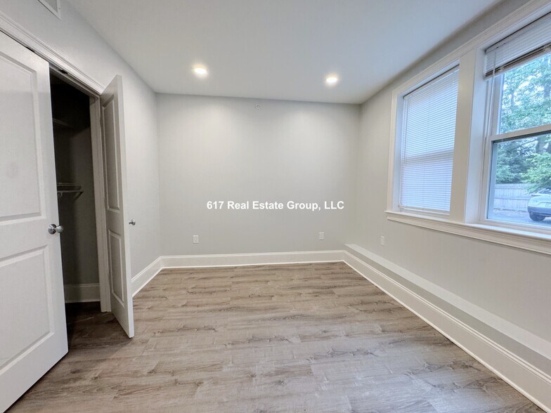 Building Photo - 120 Kenrick St