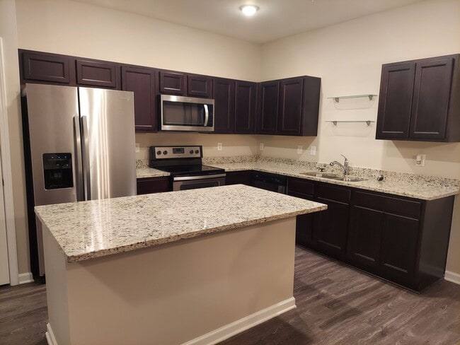 Building Photo - Newly Renovated Beautiful Townhome for Ren...