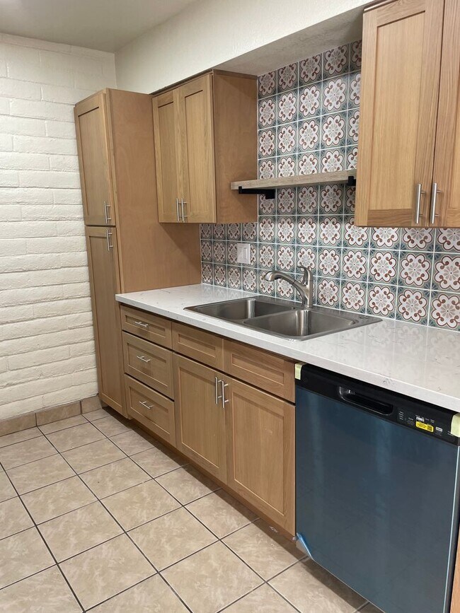 Building Photo - Remodeled 2 Bed / 2 Bath in Lovely Community – Pool, Covered Parking & Great Location