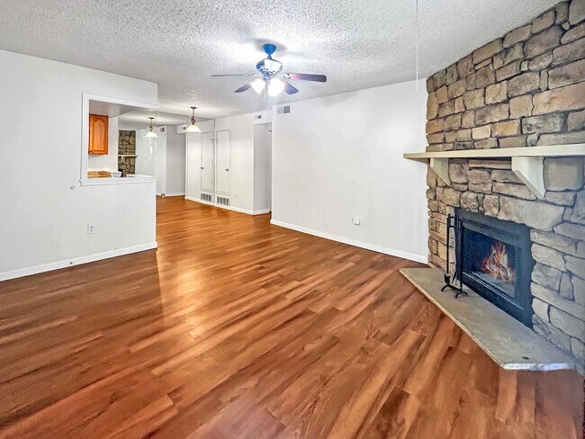 Building Photo - $0 DEPOSIT OPTION. SPACIOUS 2-BEDROOM, 2-B...