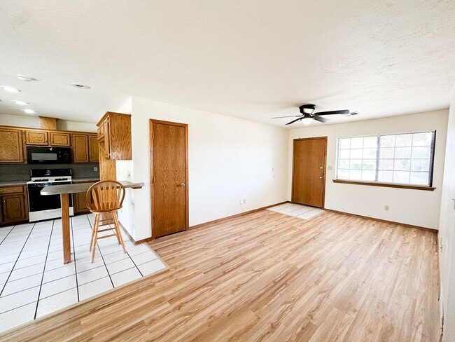 Building Photo - MOVE IN READY! - Cute 2 Bed/1 Bath near OCCC!