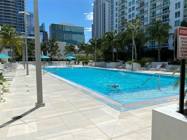 Building Photo - 881 Ocean Dr