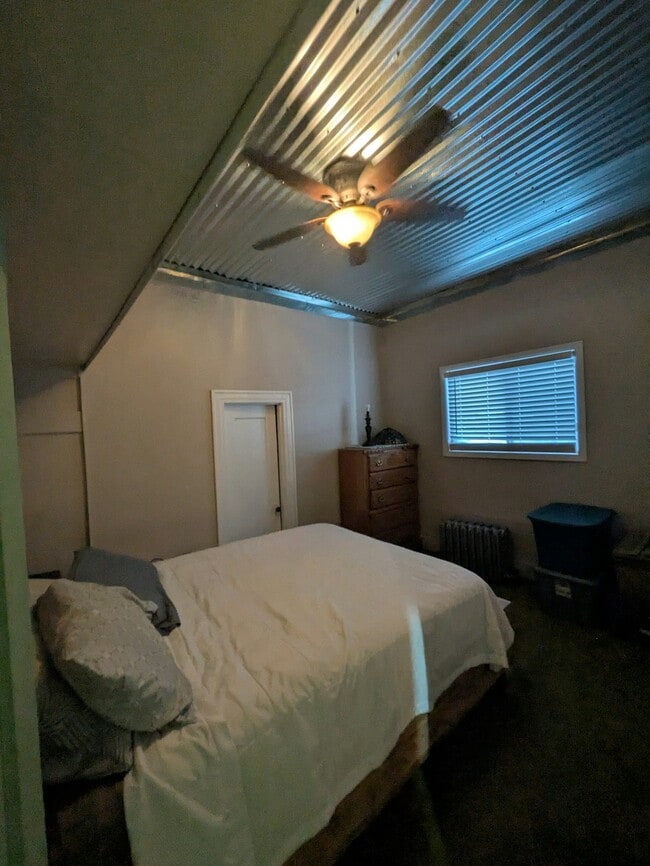 Building Photo - 82 200 N