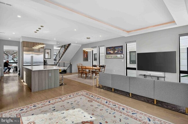 Building Photo - 911 S Oak St