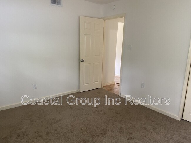 Building Photo - 1632 Janke Rd