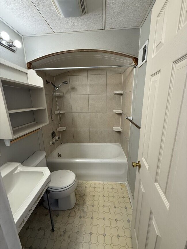 Building Photo - 1544 D St