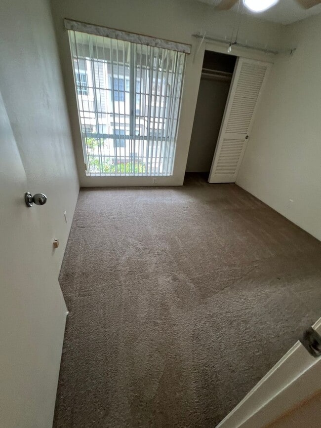 Building Photo - Very nice 2 bedroom, 1 bath unit with 2 pa...