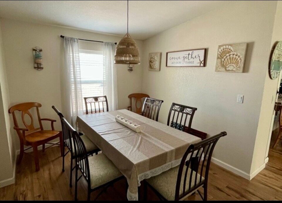 Dining table - 945 Plantation Rd