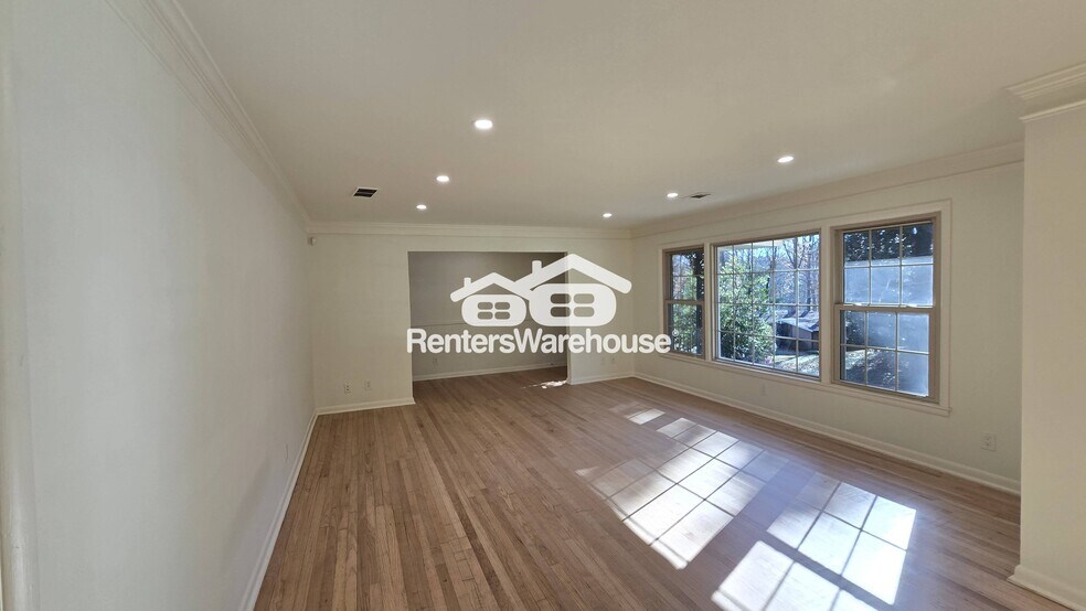 Building Photo - 3582 Cloudland Dr