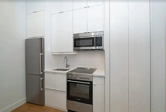 Building Photo - 59 Thompson St