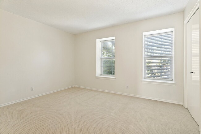 Building Photo - Beautifully Updated 2-Bedroom Condo in Gated Indian Creek Community!