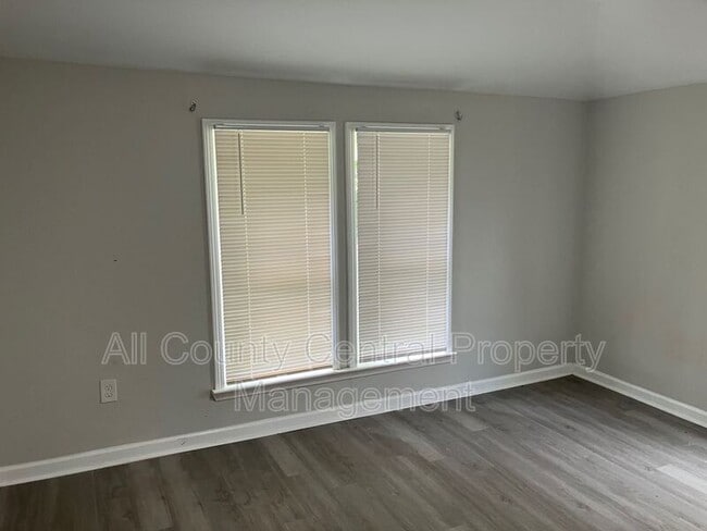 Building Photo - 3115 Parkwood Rd