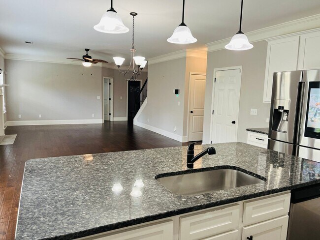 Building Photo - WOW! 5 bed, 4 full baths, brick exterior, ...