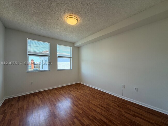 Building Photo - 17100 N Bay Rd