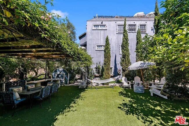 Building Photo - 2851 Seabreeze Dr