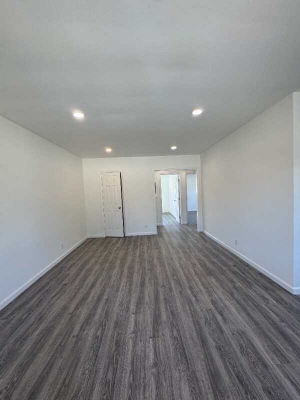 Building Photo - 15029 Burbank Blvd