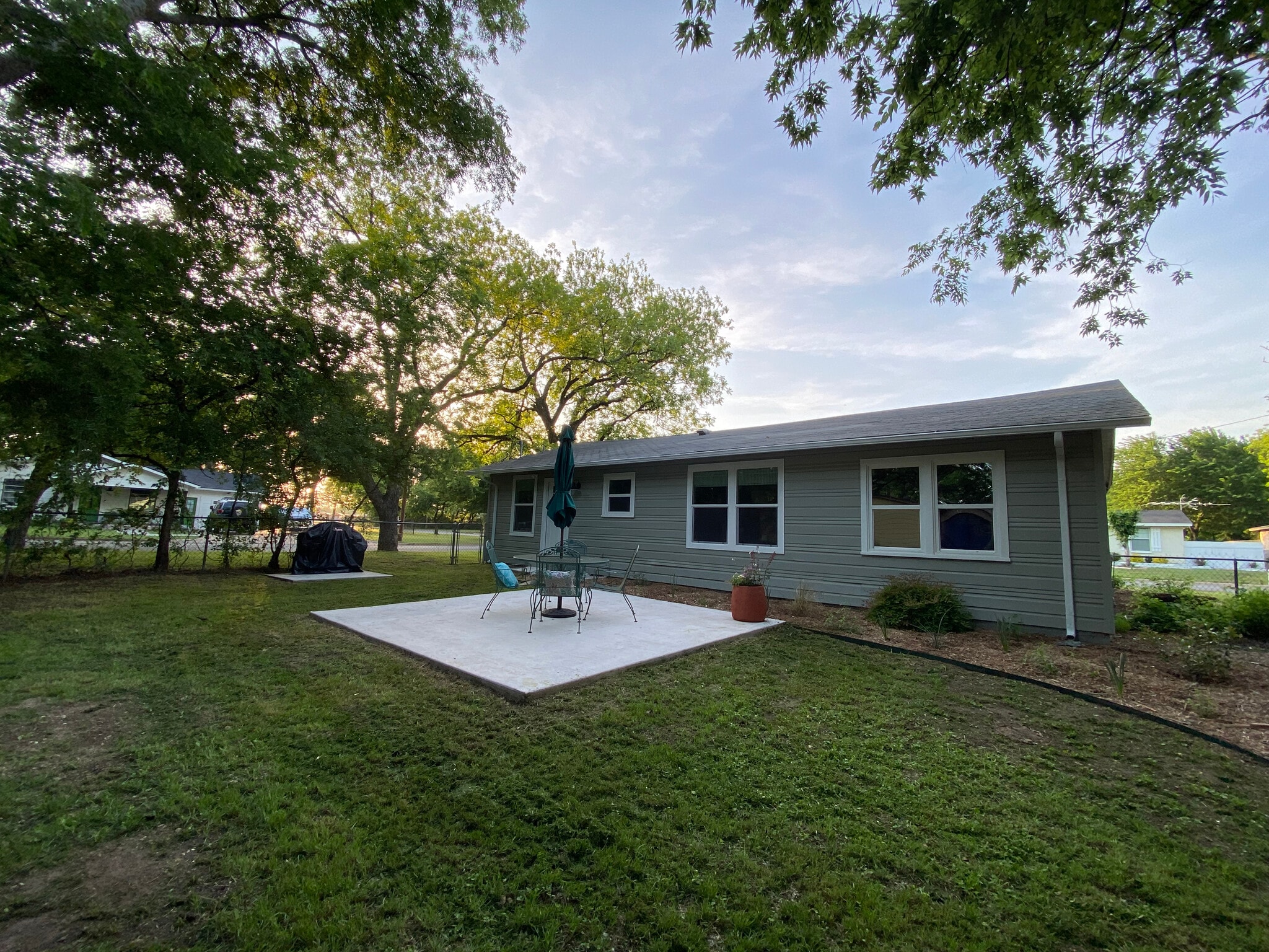 Building Photo - 415 W Rucker St