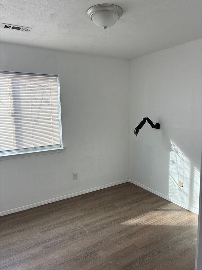 Building Photo - Adorable 3 bedroom home nestled in the ne Heights