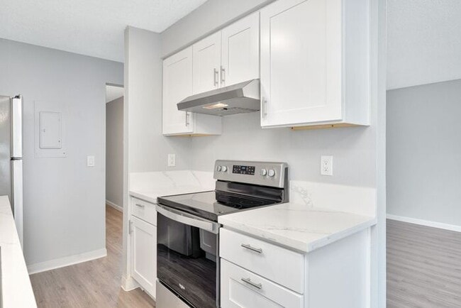 Building Photo - Look no Further, Tyee offers a SUPER 2bed/1bath! Call now for details and a showing!